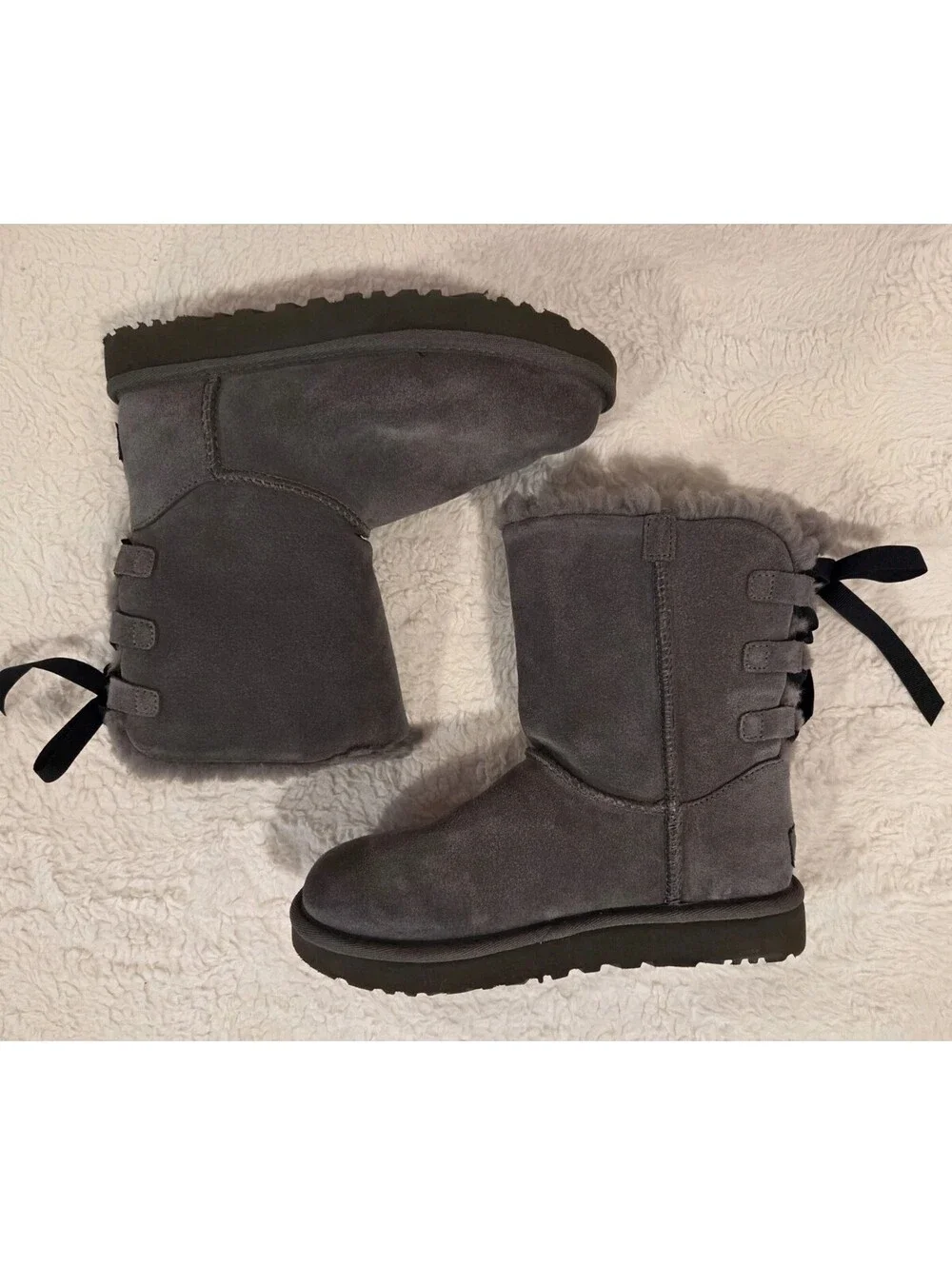 Ugg Women's Short Continuity Bow Size US 6 Charcoal Color Gray Black Bow Boots